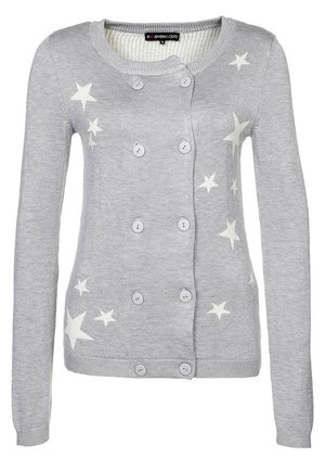 Cardigan gris clair à double boutonnage avec motifs d'étoiles blanches, col rond, manches longues et huit boutons sur le devant.