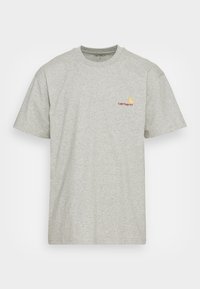 Szara bawełniana koszulka z okrągłym dekoltem, krótkimi rękawami i małym, haftowanym logo w kolorach pomarańczowym i czerwonym na piersi.