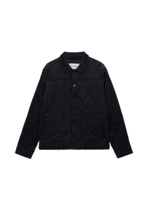 Schwarze gesteppte Jacke mit Knopfleiste, Umlegekragen, langen Ärmeln und seitlichen Taschen, flach auf einem weißen Hintergrund ausgelegt.