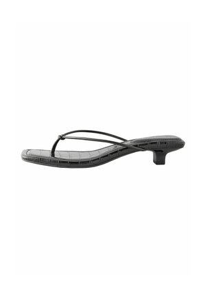 Sort krokodilleskindspræget flip-flop sandal med tynde stropper og en lav, blokhæls. Har en tekstureret overflade og minimalisk design.