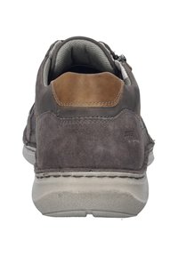 Scarpa in suede grigia con accenti in pelle marrone, forma arrotondata e suola in gomma testurizzata. Presenta un colletto imbottito e dettagli di cucitura minimi.