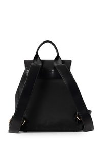 Schwarzer Nylon-Rucksack mit Lederakzenten, ausgestattet mit verstellbaren Trägern, einem oberen Griff und einem strukturierten Design. Minimalistisches und elegantes Erscheinungsbild.