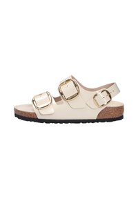 Sandalo scivoloso beige con tre cinturini regolabili e fibbie color oro; fondino in sughero e suola in gomma nera, con superficie liscia.