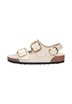 Sandalo scivoloso beige con tre cinturini regolabili e fibbie color oro; fondino in sughero e suola in gomma nera, con superficie liscia.