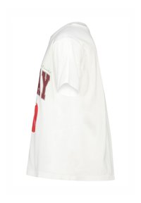 Camiseta de algodón blanca con mangas cortas, cuello redondo y gráficos impresos en rojo y verde en la parte delantera. Se utilizan diversos estilos de fuente.