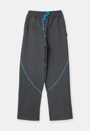 Dunkelgraue Sweatpants mit einem Kordelzugbund, verziert mit kontrastierendem blauen Nähten in einem geschwungenen Muster an den Seiten.