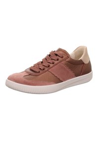 Niedrig geschnittene Sneaker aus pinkem und braunem Leder und Wildleder mit dicken Schnürsenkeln und weißer Gummisohle, Seitenansicht auf weißem Hintergrund.
