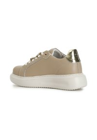 Sneaker beige con tomaia in pelle liscia, accento metallico dorato sul tallone e suola in gomma bianca spessa. Presenta un design con lacci.