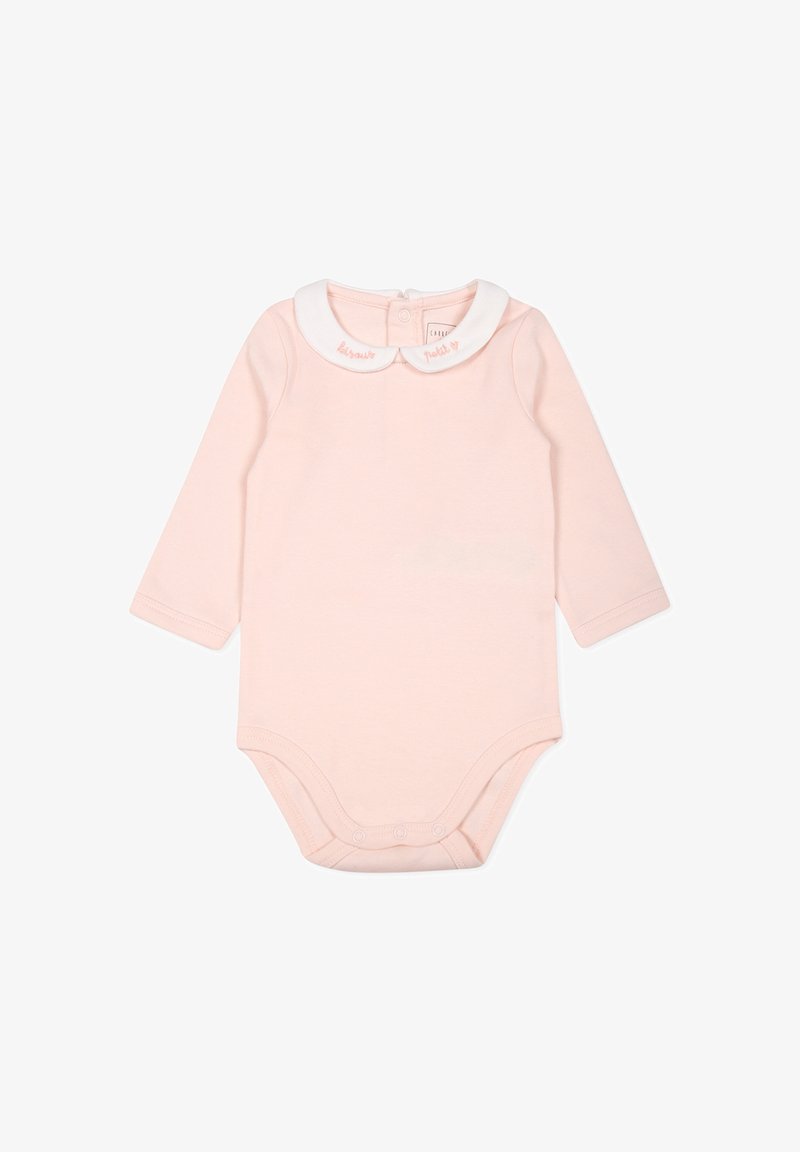 Body rosa chiaro a maniche lunghe con colletto Peter Pan bianco, dotato di bottoni a pressione nella parte inferiore e dettagli ricamati sul colletto.