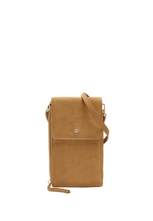 Beżowa zamszowa torba na ramię z klapą, z logo z przodu i regulowanym paskiem na ramię na białym tle.