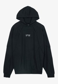 Sudadera negra con capucha fabricada en tela suave, con un ajuste relajado, mangas raglán y un pequeño logo blanco en el frente.