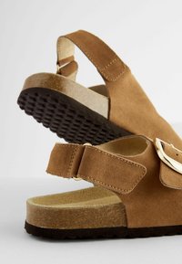 Next BACK STRAP  - Sandaalit nilkkaremmillä - golden tan