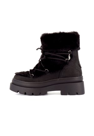 Botte d’hiver noire avec semelle épaisse, col et languette en fausse fourrure, devant lacé et un petit charme métallique sur le côté.