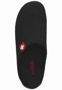 Czarne filcowe klapki o miękkiej fakturze, z naszywką w postaci szwajcarskiej flagi w kolorze czerwonym oraz czerwonym napisem na wkładce. Prosty, okrągły kształt.