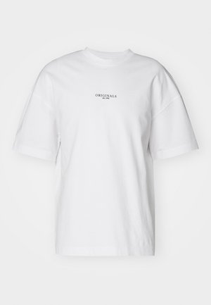 Witte katoenen t-shirt met ronde hals en korte mouwen. Heeft een kleine zwarte tekstprint "ORIGINALS est. 1970" op de voorkant.