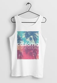 Weißes Tanktop mit einem bunten Grafikdesign, das Palmen und das Wort "California" in fetter Schrift beinhaltet, akzentuiert durch einen Farbverlauf.