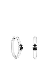 Pendientes de aro de plata con acentos de piedra preciosa negra en forma floral. Acabado metálico suave con una textura pulida.
