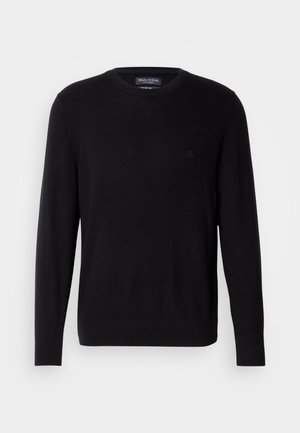 Maglione nero a maglia con collo rotondo, maniche lunghe e polsini a costine. Presenta un logo discreto sul petto. Tessuto morbido.