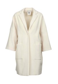 Cappotto texturizzato di colore crema con rever a punta, vestibilità ampia, maniche 3/4 e due tasche frontali. Tessuto morbido con dettagli minimi.