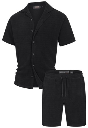Svart kortärmad skjorta med krage och knappar, matchad med drawstring-shorts i samma tyg. Tyget har en strukturerad design.