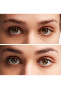 Gros plan sur deux paires d'yeux, l'une avec des cils naturels, l'autre embellie. Les irises sont marron avec des reflets verts, la peau est lisse et uniformément teintée.