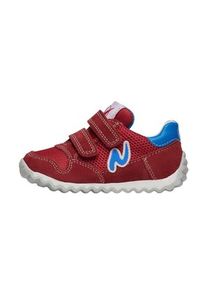 Scarpa per bambini in suede rosso con pannelli in rete, due cinturini con chiusura a strappo, accenti blu e una suola bianca ondulata. Presenta un logo decorativo.
