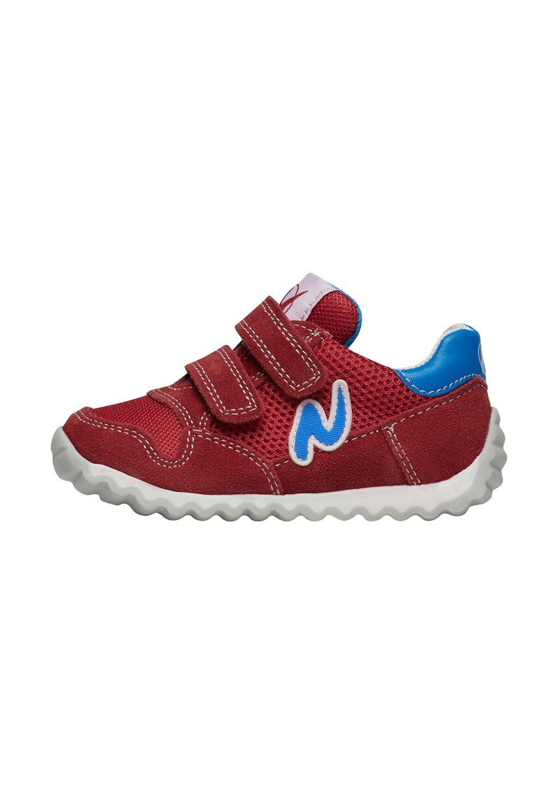 Scarpa per bambini in suede rosso con pannelli in rete, due cinturini con chiusura a strappo, accenti blu e una suola bianca ondulata. Presenta un logo decorativo.