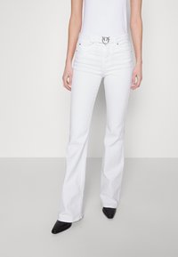 Pinko FLORA FLARE BULL COMFORT - Vaqueros bootcut - bianco brill