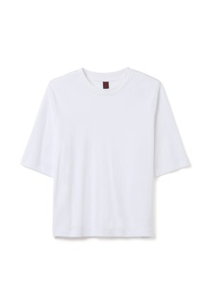 Camiseta de manga corta blanca con cuello redondo, con un dobladillo recto y una pequeña etiqueta rectangular roja y negra en el interior del escote.