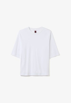 Witte T-shirt met korte mouwen en ronde hals, met een recht aflopend zoom en een klein rechthoekig rood en zwart label aan de binnenkant van de hals.