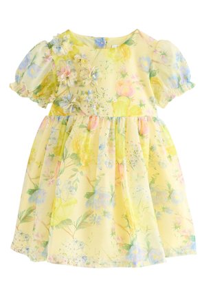 Gul kjole til småbørn med korte puffærmer, blomstret print i pastel farver og 3D blomstapplikationer på bryst og skulder.
