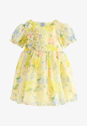 Gul kjole til småbørn med korte puffærmer, blomstret print i pastel farver og 3D blomstapplikationer på bryst og skulder.