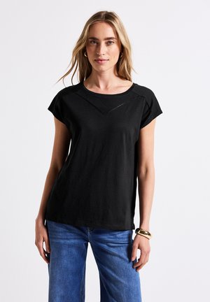 T-shirt nero a maniche corte con scollo rotondo, decorato con un design cucito discreto nella zona del petto. Tessuto morbido con una vestibilità comoda.