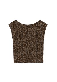 Top court marron à manches courtes avec un imprimé léopard noir. Le tissu a une texture lisse et un design décontracté avec une coupe ample.