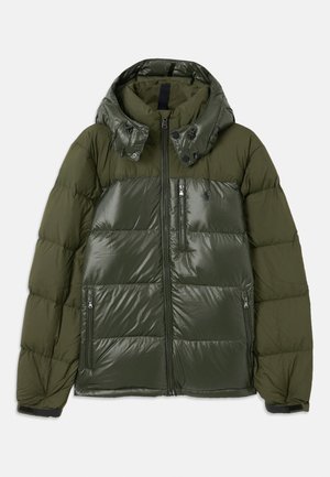 Puffjacka i mörkgrön, med en glänsande finish, huva med knäppning, dragkedjefickor och quiltad textur.