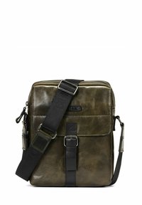 Zielona skórzana torba na ramię o fakturowanym wykończeniu, regulowany czarny pasek, przednia klapa z klamrą oraz zamek błyskawiczny na górze.