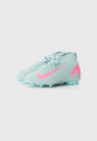 Ljusblå fotbollsskor med strukturerad yta, rosa detaljer och hög design. Funktioner inkluderar formarade dobbar för grepp.