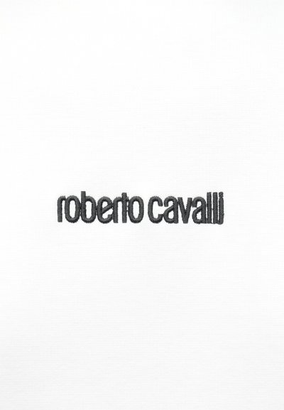 Fehér szövet fekete hímzett "roberto cavalli" felirattal középen.
