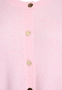 Růžový cardigan s jemnou texturou, který má vpředu šest zlatých knoflíků a ribbovaný límec. Jednoduchý design a jednotná barva.