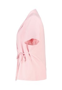 Roze wikkelblouse van glad stof, met korte mouwen, een v-hals en een strikdetail bij de taille. Zijslit aan de onderkant.