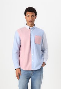 Camicia button-up con un design a blocchi di colore rosa e azzurro chiaro, con un colletto a righe e una tasca sul petto. Tessuto in cotone texturizzato.