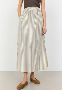 Helle, gestreifte Midi-Rock mit einem gerafften, elastischen Bund, seitlichen Taschen und einer geraden Silhouette in Creme- und Brauntönen.