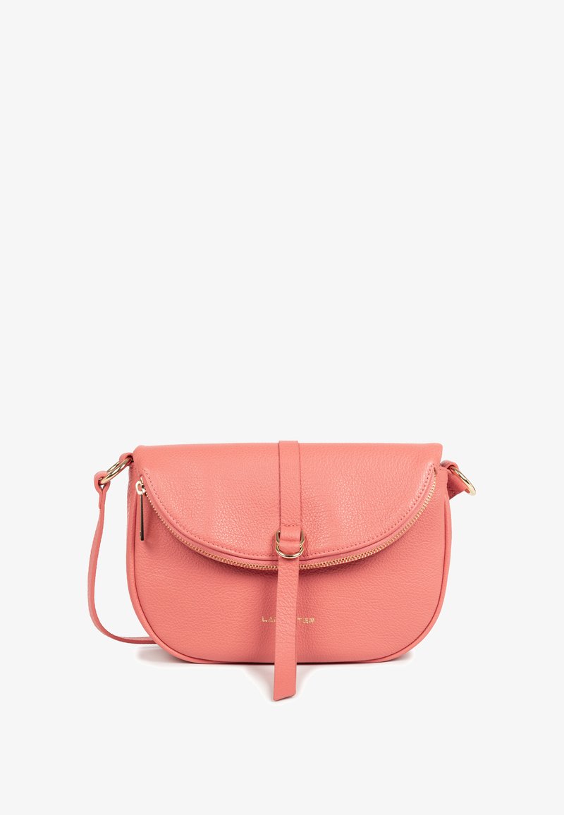 Borsa a tracolla in pelle rosa con pattina arrotondata, accessori in metallo dorato a forma di cerchio e dettagli con zip. Tessuto liscio con una singola tracolla regolabile.