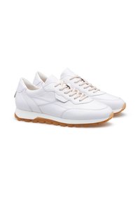 Weiße Leder-Sneaker mit beigen Schnürsenkeln, gepolsteter Sohle und einer strukturierten Gummisohle. Verfügt über eine runde Zehenpartie und ein minimalistisches Design.