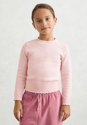 Lyserød strikket sweater med ribbet rund hals og bølget kant. Lange ærmer og teksturerede detaljer på skuldrene.