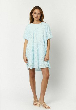 Vestido de encaje azul claro con mangas cortas, textura floral y corte holgado, que presenta un escote redondo y un dobladillo hasta la rodilla.