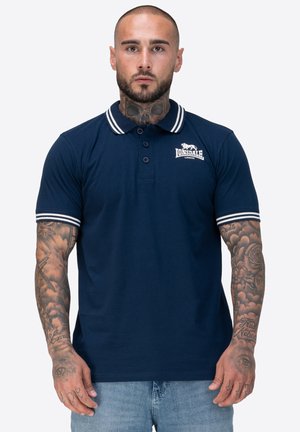 Dunkelblaues Polohemd mit weißen Streifen am Kragen und an den Ärmeln. Verfügt über drei Knöpfe und ein Lonsdale-Logo auf der linken Brust. Weicher Stoff.