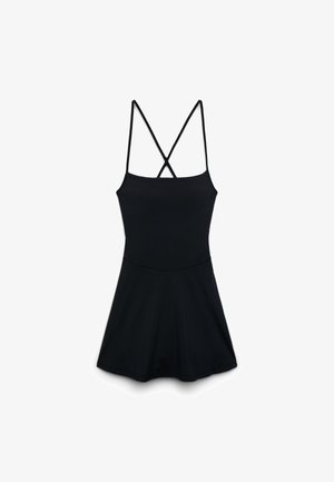 Czarna sukienka bez rękawów z dopasowanym gorsetem, rozkloszowaną spódnicą i cienkimi, skrzyżowanymi ramiączkami na białym tle.