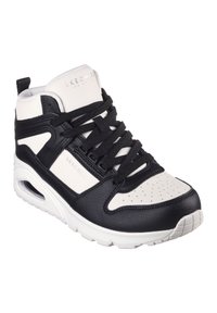 Czarno-białe sneakersy typu high-top z teksturowaną skórzaną cholewką, perforowanym noskiem, sznurowanym fasonem oraz wyściełaną podeszwą z widoczną jednostką powietrzną.
