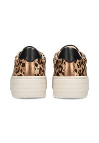 Leopardenmuster-Sneaker mit einem metallisch goldenen hinteren Teil, schwarzen Akzenten und einer weißen strukturierten Gummisohle. Glattes, weiches Material über die gesamte Oberfläche.